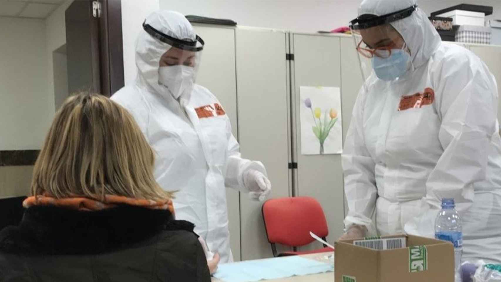 Una trabajadora de la Universitat Abat Oliba CEU de Barcelona se somete a una prueba de antígenos para detectar el Covid-19 en el Campus Bellesguard del centro, en enero de 2021 / UNIVERSITAT ABAT OLIBA
