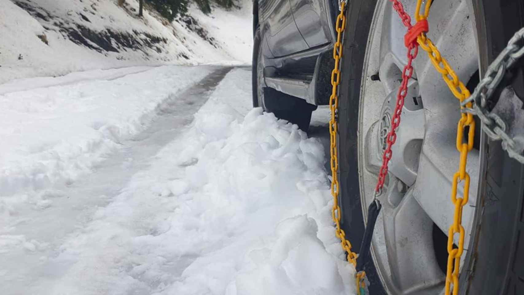 Un coche atrapado en la nieve / TRÀNSIT