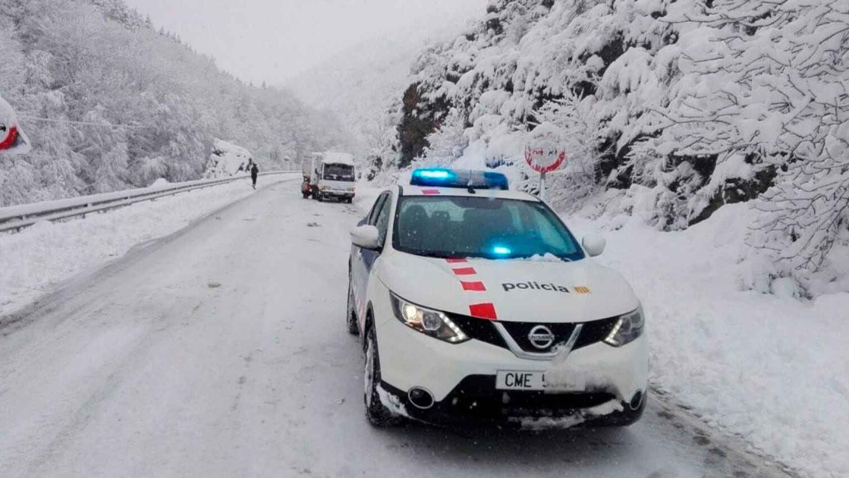 Los Mossos atienden una situación de emergencia en una de las carreteras nevadas de Cataluña / EUROPA PRESS