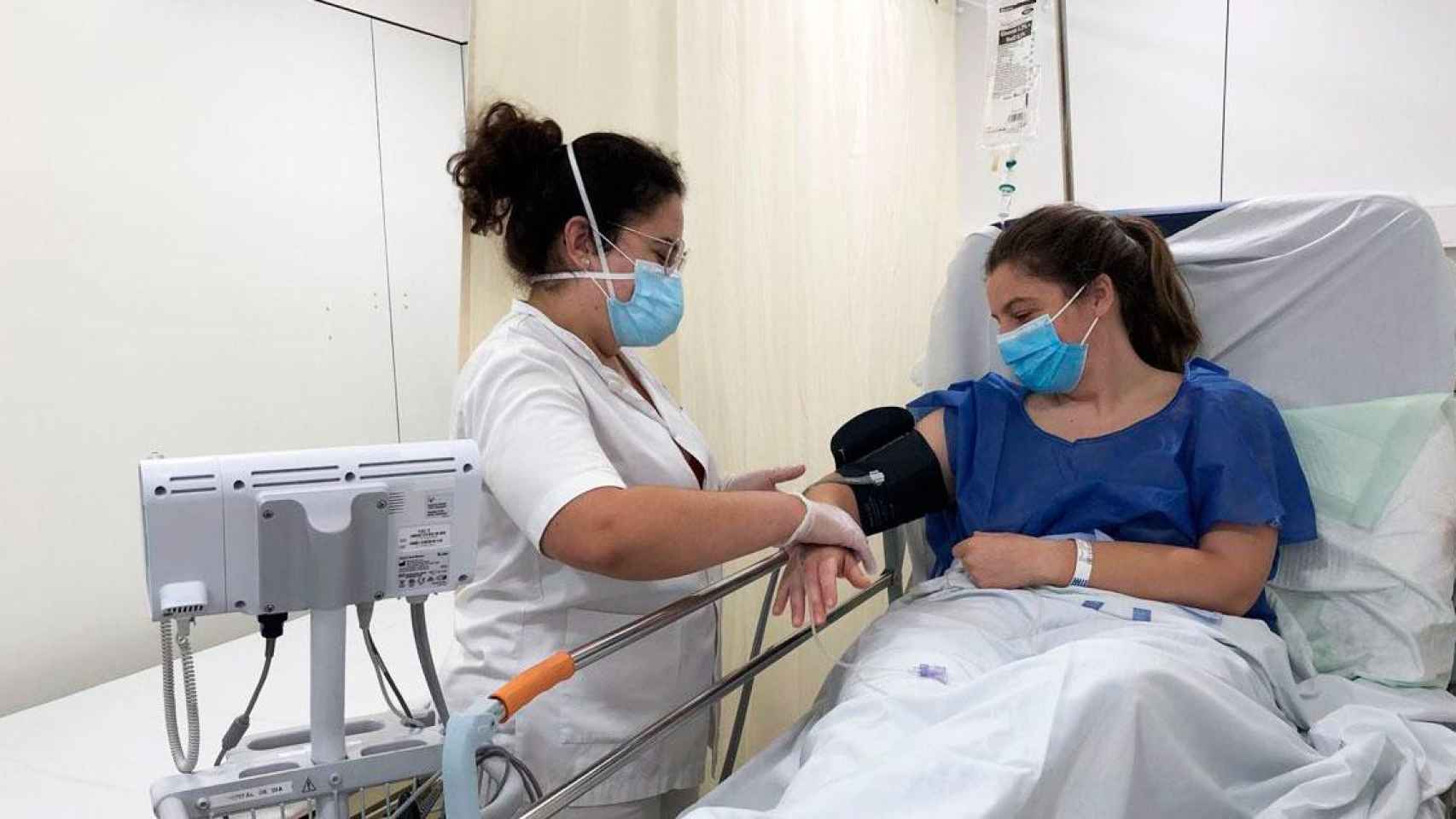 Imagen de una sanitaria y una paciente en el Institut d'Assistència Sanitaria (IAS) de Girona / EP
