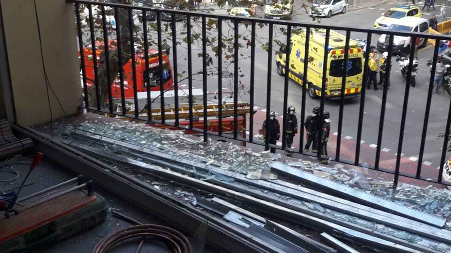 Destrozos en el balcón del piso donde se hacían las obras que causaron la explosión en la calle Calabria de Barcelona / @BCN_Bombers (TWITTER)