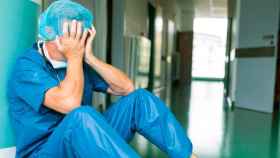 Imagen de uno de los médicos agotados tras su jornada laboral / EFE