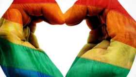 Dos manos unidas forman un corazón contra LGTBIfóbia / OCH