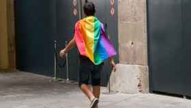 Un joven pasea con una bandera arcoíris en una marcha contra la LGTBIfóbia / AYUNTAMIENTO DE BARCELONA