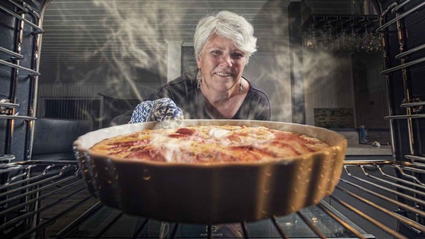 Una mujer saca del horno un pastel de manzana hecho con harina y levadura / PIXABAY