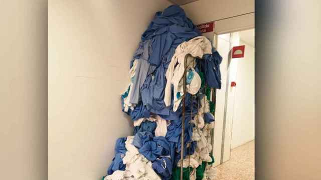 Batas, trajes y mascarillas utilizadas en un hospital público catalán / TWITTER