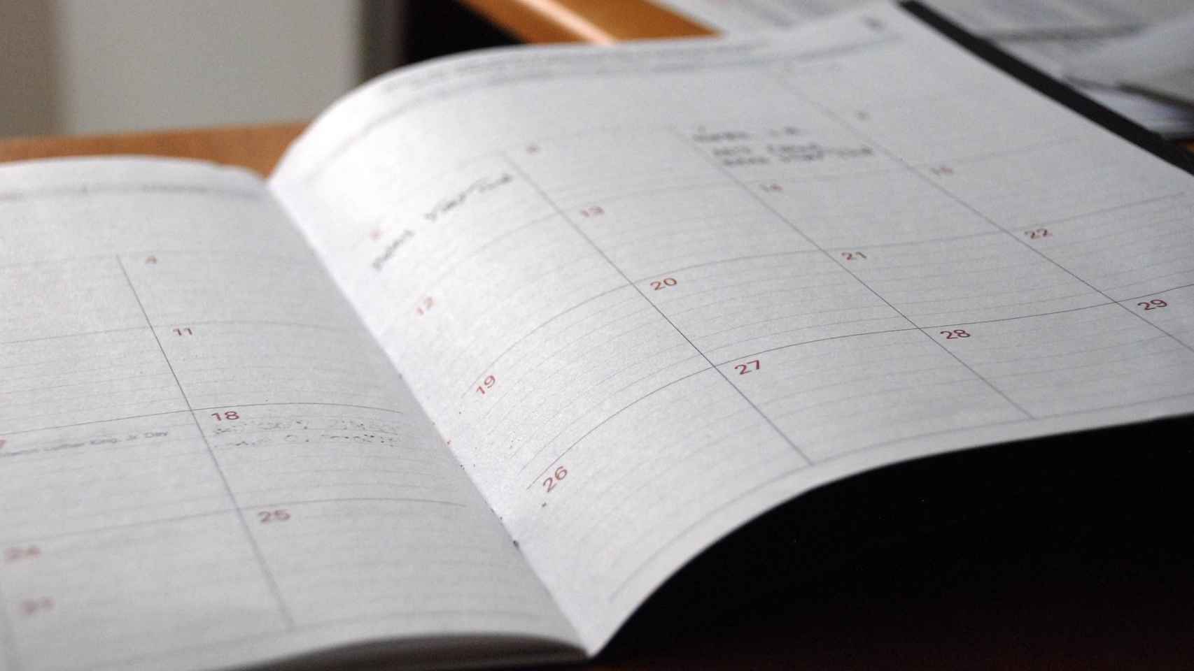 Una agenda con el calendario abierto / CG