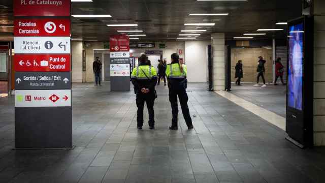 La Guardia Urbana de Barcelona tras desalojar a los manteros del metro de Plaza Catalunya / EP