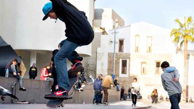 Patinadores con 'skateboard' ante la plaza dels Àngels de Barcelona, ante el Macba de Barcelona / CG