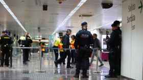 Mossos d'Esquadra, en el andén de la Estación de Sants durante la falsa alerta de bomba en el AVE / EFE