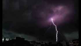 Un rayo durante la tormenta del miércoles en Terrassa / TWITTER