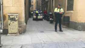 La Guardia Urbana en un operativo contra los narcopisos en Ciutat Vella, en una imagen de archivo / EFE