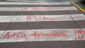 Una de las pintadas que amenazan a la Guardia Civil frente al cuartel de Gràcia / CG