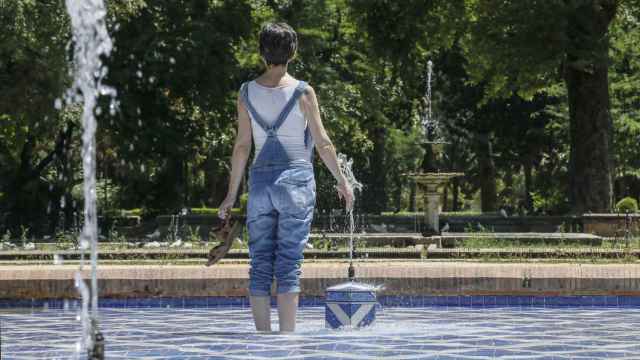 Una mujer se refresca en una fuente de Sevilla este fin de semana / EFE