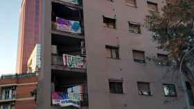 Fachada del edificio Diputació, 7 con las pancartas que protestan contra la construcción de un nuevo hotel / CG