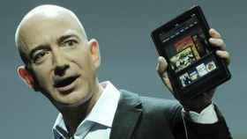 El CEO de Amazon, Jeff Bezos, sujetando un 'Kindle', uno de los e-books que vende Amazon.