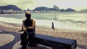 Estatua del poeta Carlos Drummond de Andrade en la playa de Copacabana de Río de Janeiro (Brasil).