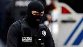 Un policía francés, en una operación anti yihadista enla periferia de París.