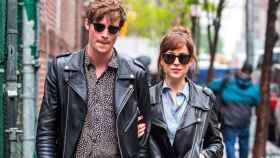 Matthew Hitt y Dakota Johnson, paseando por las calles de Nueva York.
