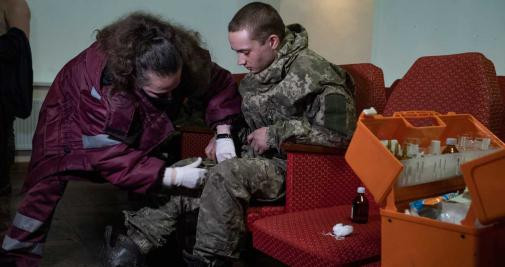 Un soldado del Ejército ucraniano que se rindió voluntariamente recibe asistencia médica en Lugansk / VALERY MELNIKOV - SPUTNIK