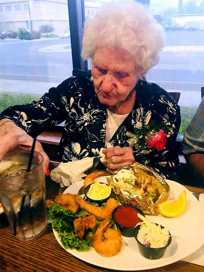 Helen Self disfrutando de la comida por su 109º cumpleaños / DIANE GUNTER