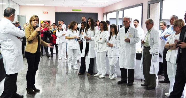 Neus Lloveras, presidenta del Consorci Sanitari del Garraf, con los médicos y resto de la plantilla / Vilanova.cat