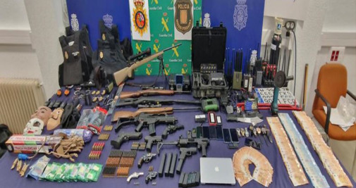 Armas, dinero y otros elementos intervenidos durante el operativo contra un grupo criminal que asaltaba cajeros usando explosivos / CNP
