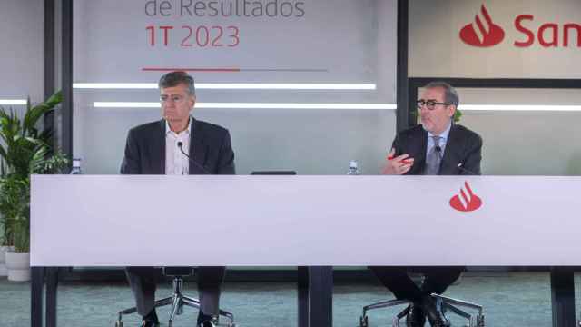 El consejero delegado de Santander, Héctor Grisi (dcha.), junto al director financiero, José García Cantera / EP