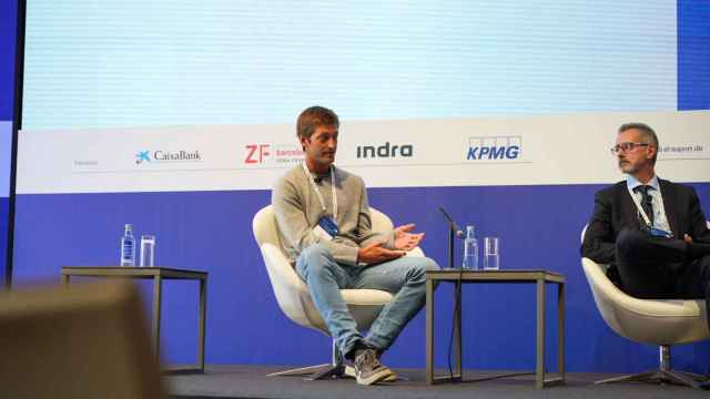 Oscar Pierre (i), consejero delegado de Glovo, y Marc Murtra, presidente de Indra, en las jornadas del Círculo de Economía  / LUIS MIGUEL AÑÓN