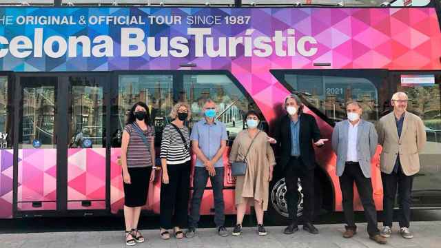 Los concejales Rosa Alarcón (c) y Xavier Marcé (2d), en la presentación del bus turístico de Barcelona / TWITTER