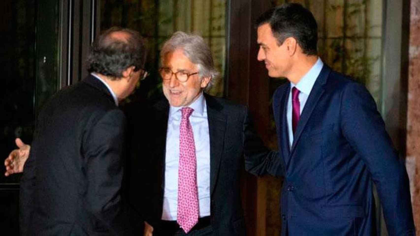El presidente del Gobierno, Pedro Sánchez (d), su homólogo catalán, Quim Torra (i), y el líder de Foment del Treball, Josep Sánchez Llibre (c) / EFE