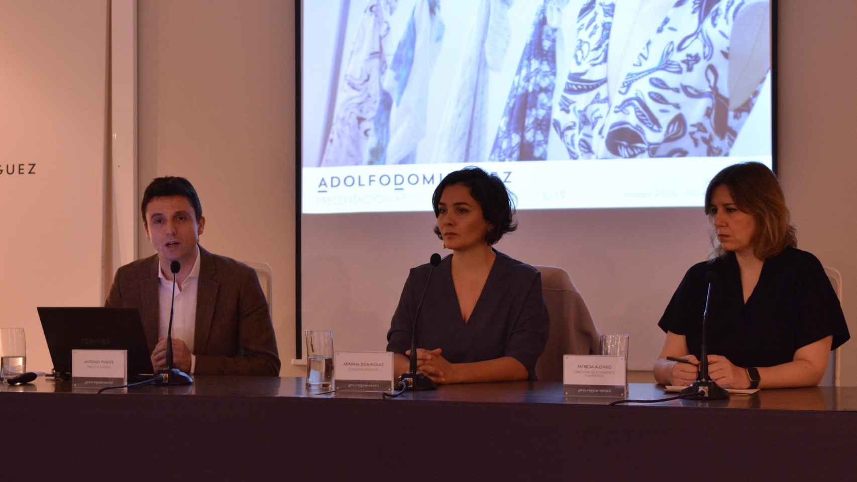 Adriana Domínguez, en el centro, presenta los resultados de la cadena fundada por su padre, Adolfo Domínguez / EP