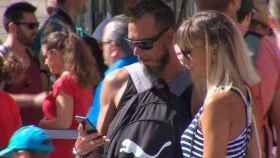 Dos turistas consultan un mapa en su móvil en una calle de Barcelona / EFE