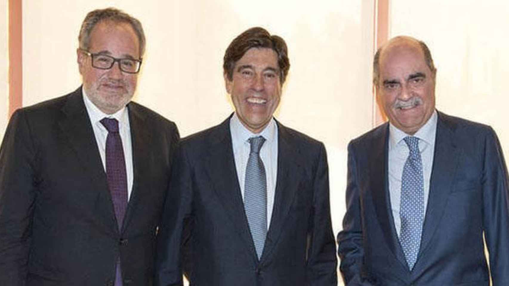 Manuel Manrique (c), presidente de Sacyr, junto con José Moreno Carretero (d) y Demetrio Carceller (i) / EE