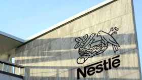 Imagen de archivo de la sede de Nestlé en Suiza, donde se recortarán 500 empleos del área tecnológica por la reubicación de la división en España / EE