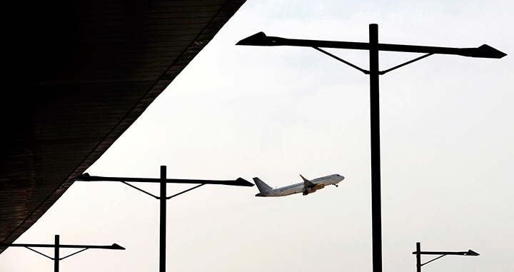 Un avión de Vueling despega del aeropuerto de Barcelona durante la huelga / EFE