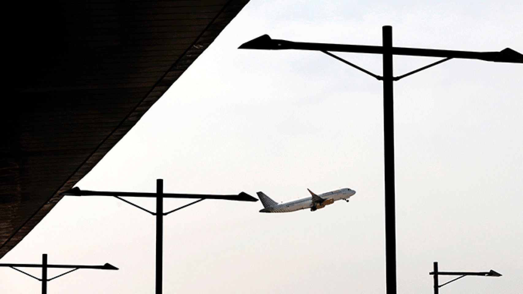 Un avión de Vueling despega del aeropuerto de Barcelona durante la huelga / EFE