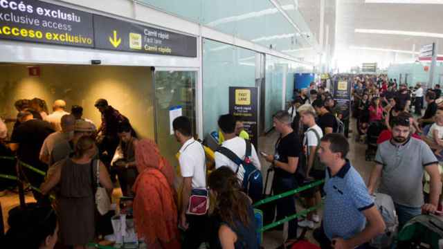 Colas en los controles de seguridad del aeropuerto de El Prat de Barcelona el jueves / EFE