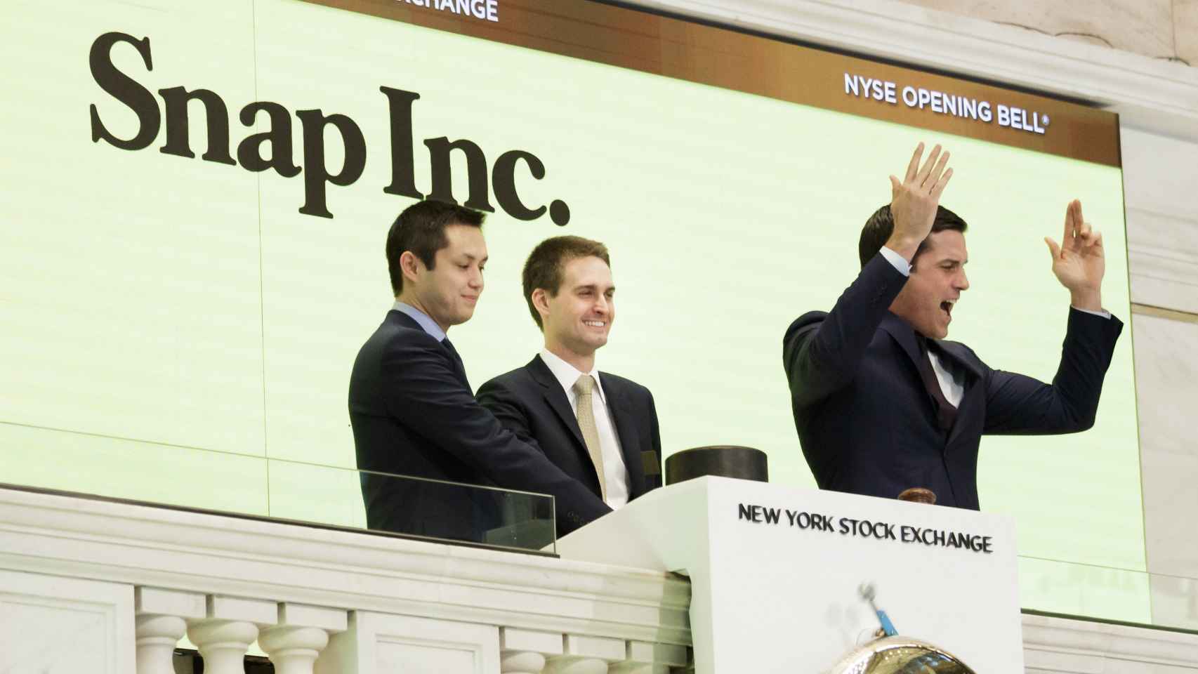 Los cofundadores de Snapchat, Bobby Murphy (i) y Evan Spiegel (c), hacen sonar la campana de apertura el pasado jueves junto al presidente de la Bolsa de Nueva York, Thomas W. Farley (d) / EFE