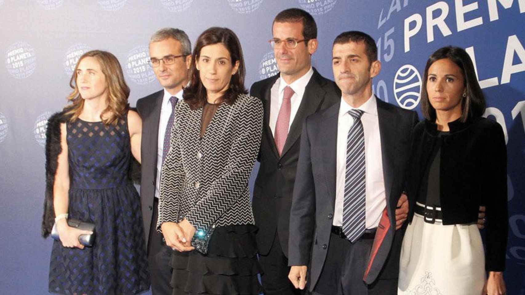 Tres de los cuatro hermanos Lara García, José Manuel, Marta y Pablo, en el centro, con sus respectivas parejas en los Premios Planeta. Faltó Ángela Lara / EFE