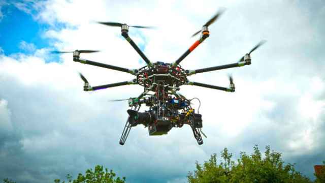 Dron sobrevolando un bosque / CG