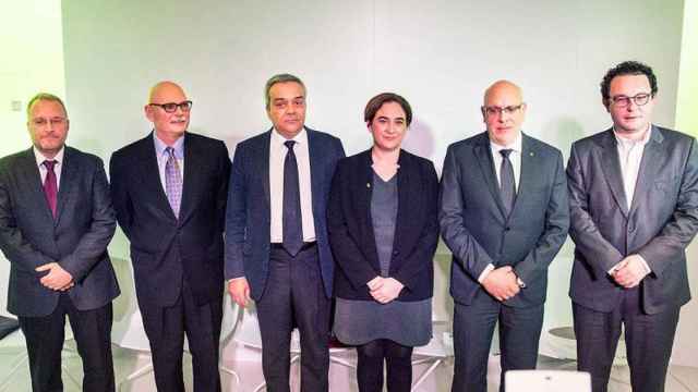 De izquierda a derecha, Constantí Serrallonga (Fira BCN), John Hoffman (GSMA), Víctor Calvo-Sotelo (Estado), Ada Colau (Ajuntament), Jordi Baiget (Generalitat) y Aleix Valls (MWCB).