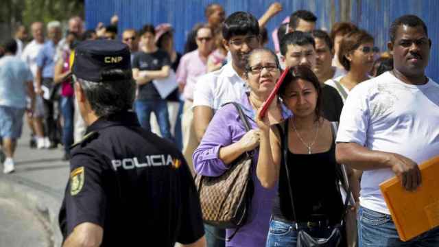 Cola ante la oficina de extranjería de Madrid.