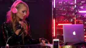Paris Hilton haciendo de DJ en una imagen de archivo.
