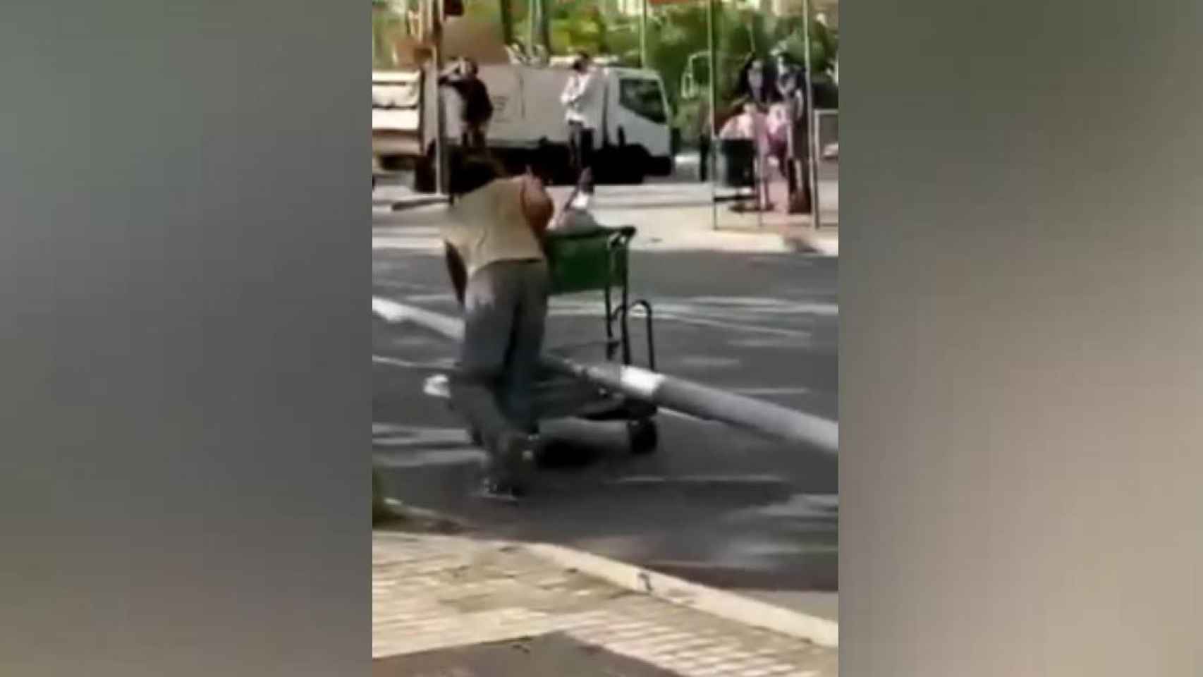 Un chatarrero arrastra una farola de la calle de Barcelona / TWITTER
