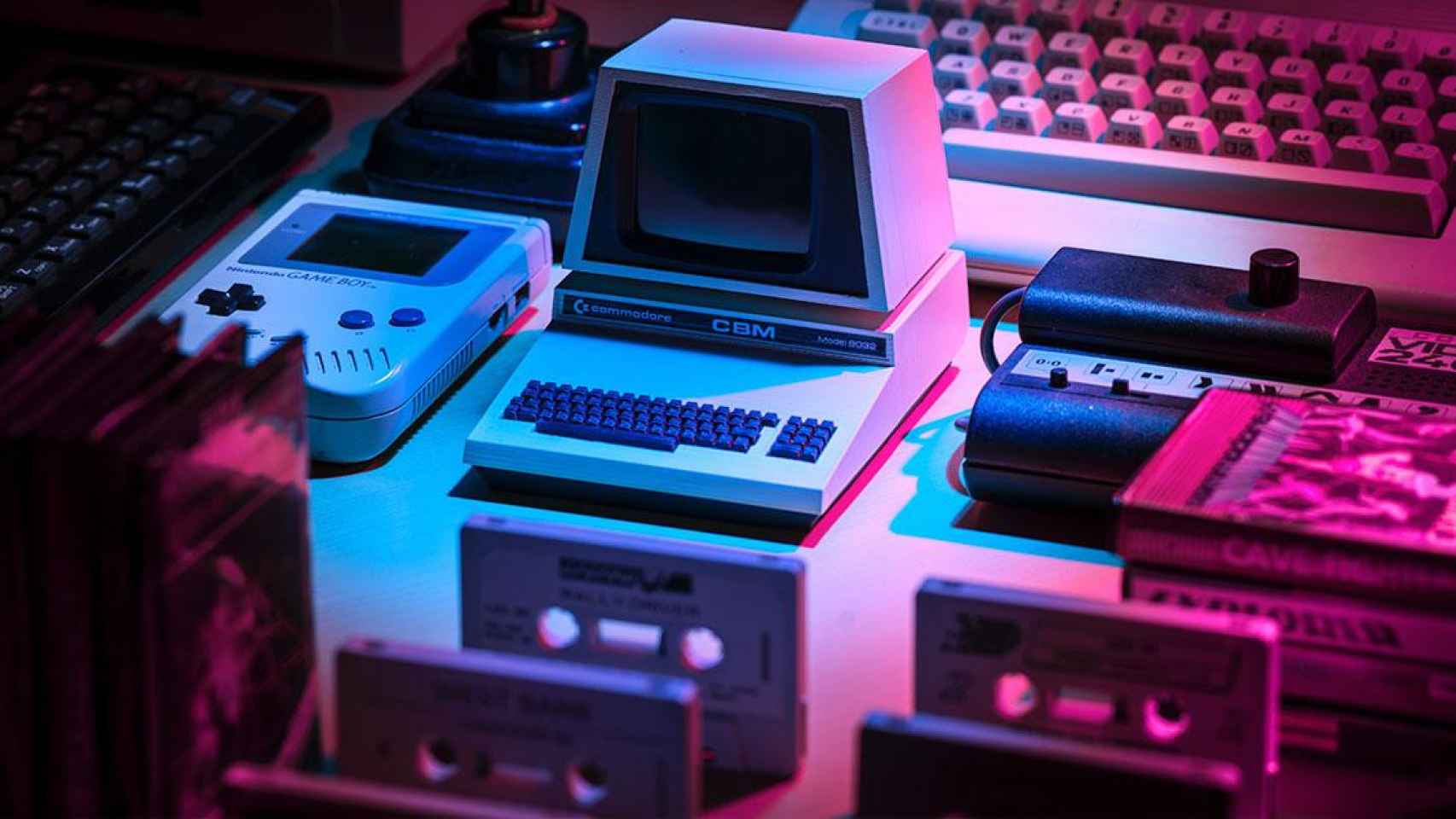 Mesa con videoconsolas y videojuegos ‘vintage’ / UNSPLASH - LORENZO HERRERA
