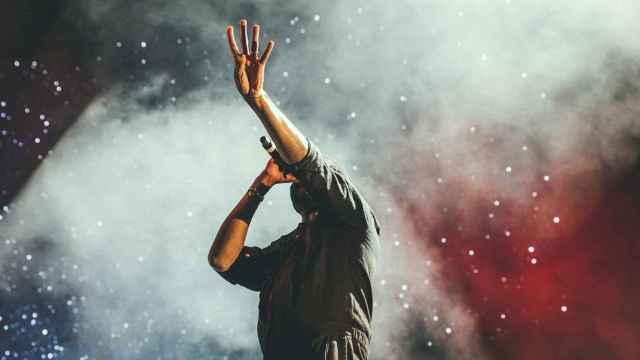 Un artista actúa en directo esperando recibir uno de los Premios Odeón / UNSPLASH