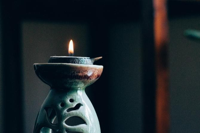 Una vela aromática puede ayudar a la hora de la meditación / Hans Vivek en UNSPLASH
