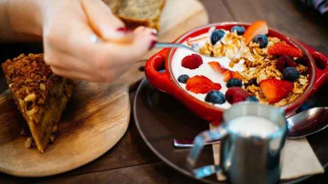 Una mujer comiendo un brunch / Flo Dahm EN PEXELS