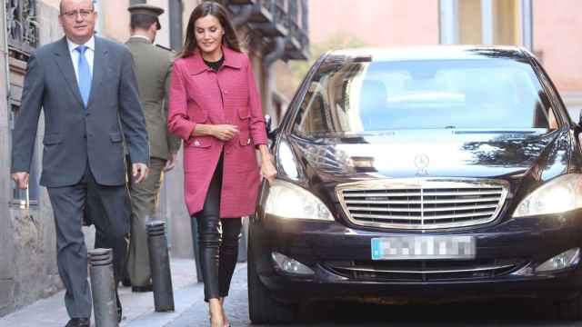 La reina Letizia acompañada del jefe de la Secretaría de Su Majestad la Reina, José Manuel Zuleta